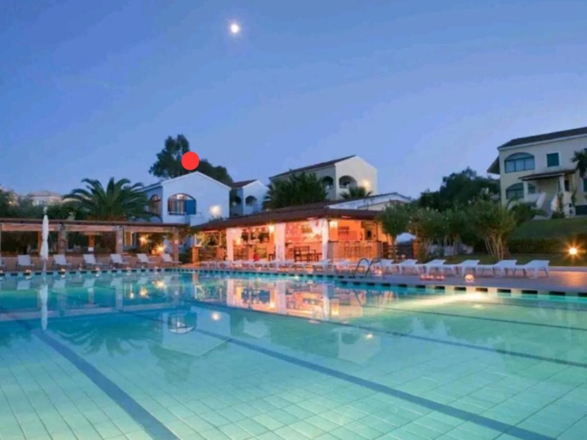 Govino Bay Luxury Beach Loft Apartment Danilia Bagian luar foto